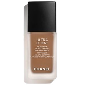 CHANEL Ultrawear All-Day Comfort Flawless Finish Foundation in Shade BR152